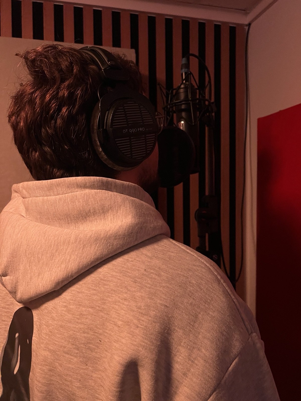 Artysta w trakcie sesji nagraniowej w Street Studio — mikrofon i headphone DT 990 PRO